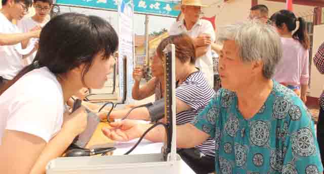 上海健康醫(yī)學院到山東農村開展愛心醫(yī)療服務